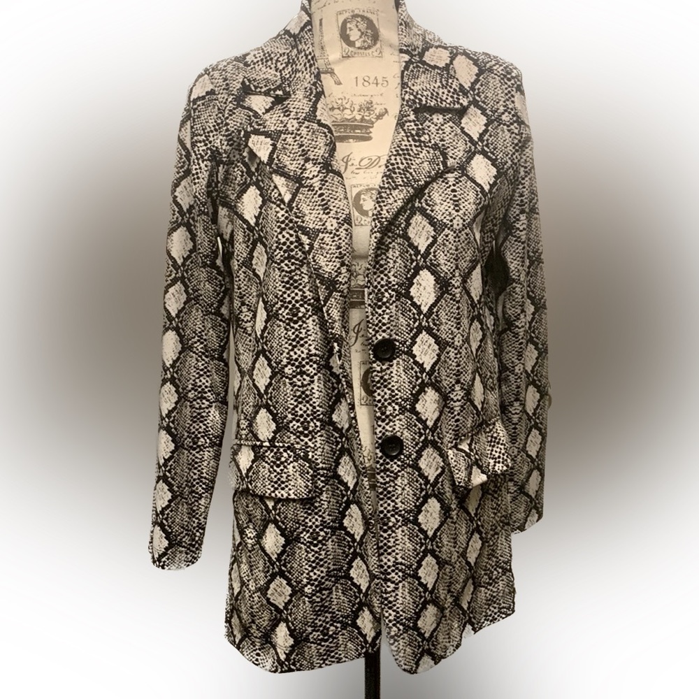 🐍 Get Sssstylish with the Veronica M Snakeskin Print Blazer in Size Small! 🐍 - Picture 16 of 16